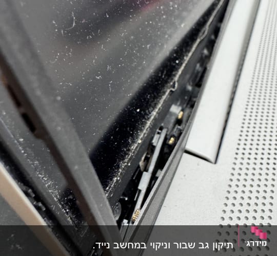 מסך מחשב פתוח עם חלקים פנימיים גלויים